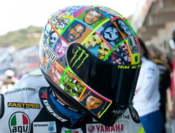 Valentino Rossi kask ze zdjeciami bliskich