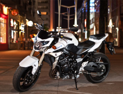 Suzuki GSR 750 - Generation next 01