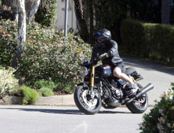 Orlando Bloom na swoim Ducati 