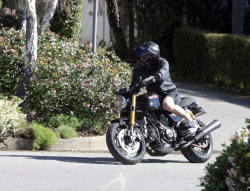 Orlando Bloom na swoim Ducati