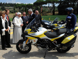 Ducati Multistrada w papieskiej subie