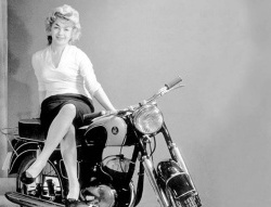 Kobieta na motocyklu